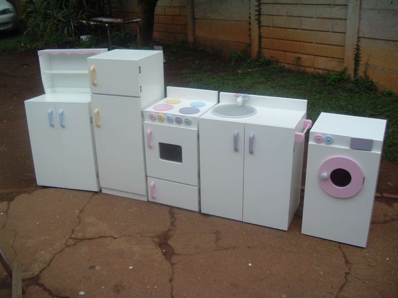 Kitchen set in White with pastel trim